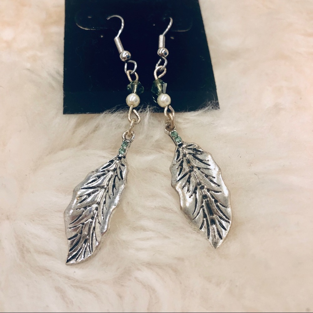 Silver leaf earrings with green crystals💚